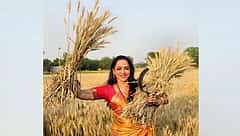 ಲೋಕಸಭೆ ಚುನಾವಣೆ ಪ್ರಚಾರ: ಗದ್ದೆಯಲ್ಲಿ ನಿಂತು ಗೋಧಿ ಕಟಾವು ಮಾಡಿದ ಡ್ರೀಮ್ ಗರ್ಲ್!
