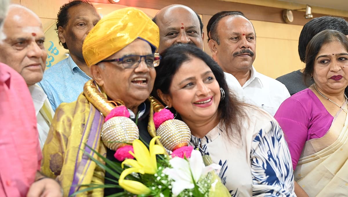 ದ್ವಾರಕೀಶ್ ಸನ್ಮಾನ ಕಾರ್ಯಕ್ರಮದಲ್ಲಿ ನಟಿಯರಾದ ಭವ್ಯ, ಪ್ರಮೀಳಾ ಜೋಷಾಯ್, ಭವ್ಯ ಮತ್ತಿತರರು.