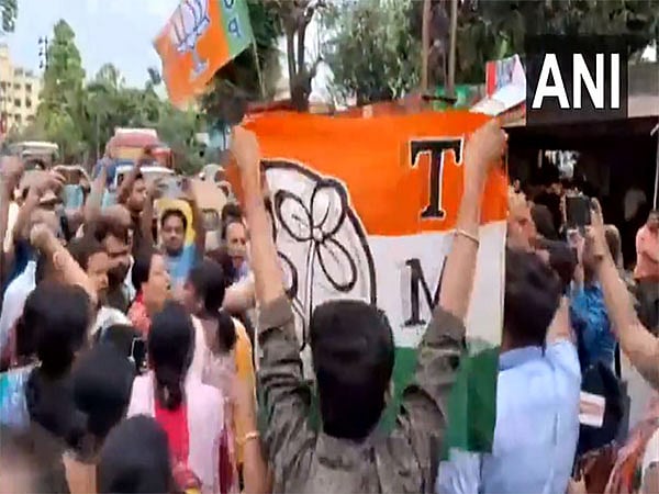 ಮೋದಿ ರ್ಯಾಲಿಗೆ ಮುನ್ನ ಕೋಲ್ಕತ್ತಾದಲ್ಲಿ TMC, BJP ಕಾರ್ಯಕರ್ತರ ನಡುವೆ ಮಾರಾಮಾರಿ; ಪರಸ್ಪರ ಕಲ್ಲು ತೂರಾಟ; Video