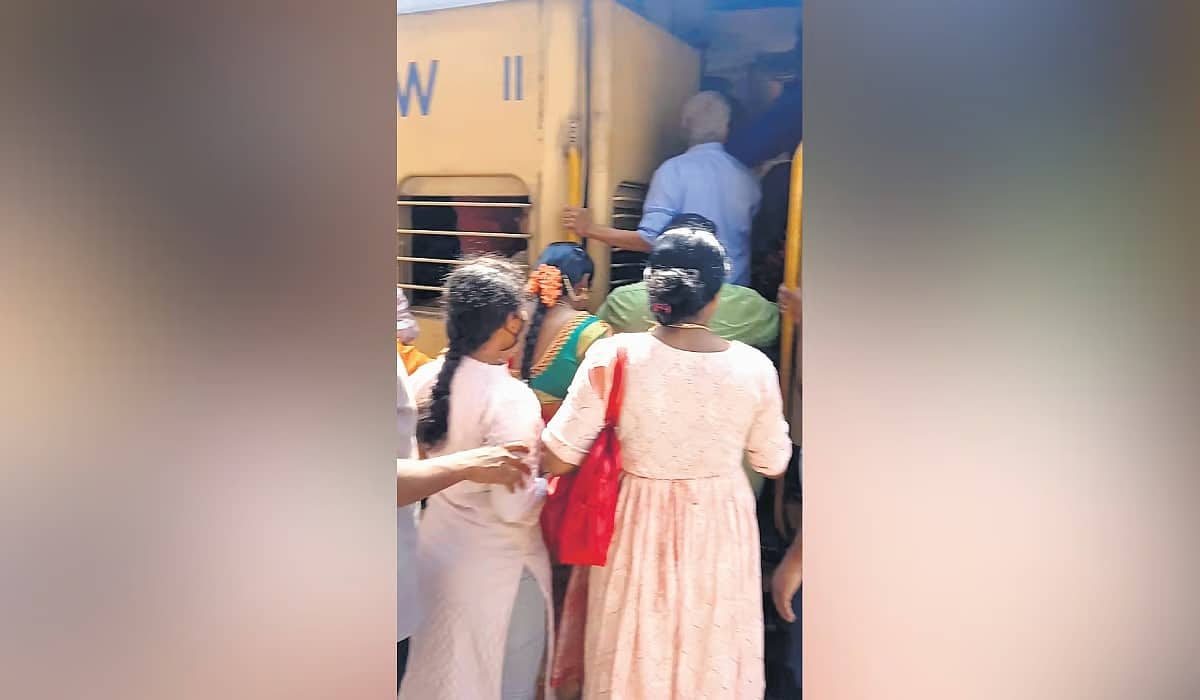 ಲೋಕಸಭಾ ಚುನಾವಣೆ: ಬಸ್, ರೈಲುಗಳಲ್ಲಿ ಜನವೋ ಜನ, ಹೈರಾಣಾದ ಜನತೆ...!