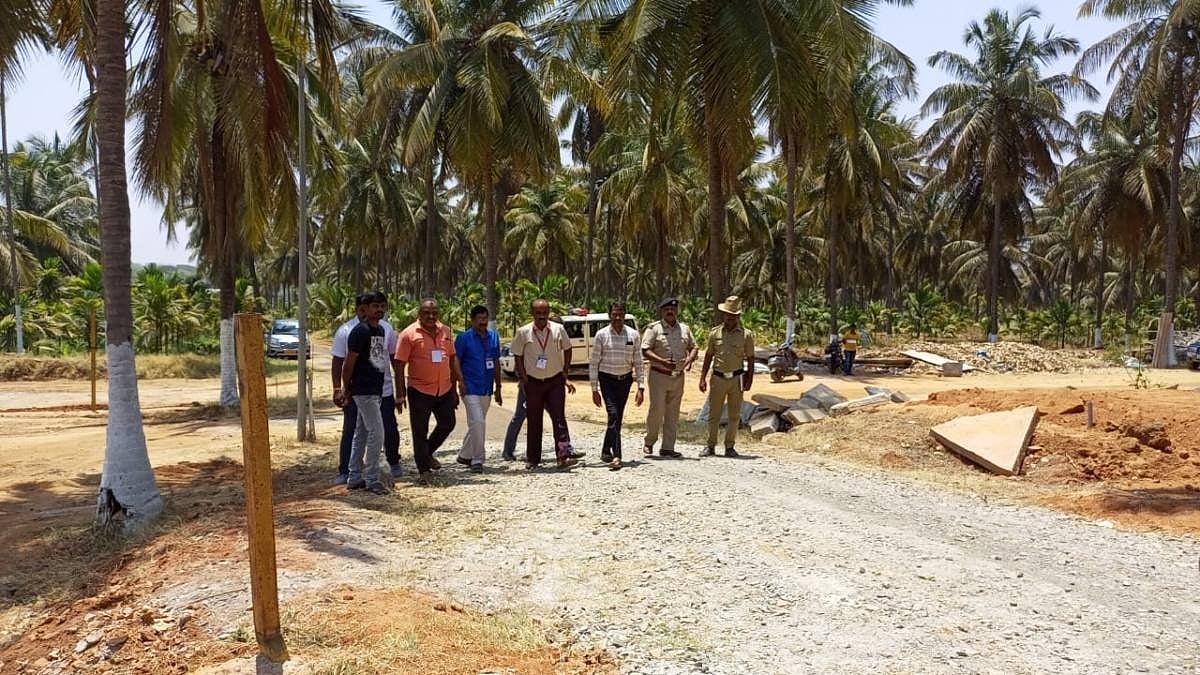 ಹೊಸ ತೊಡಕು ಆಚರಣೆ, ಮದ್ಯ-ಮಾಂಸ ವಿತರಣೆ: HDK ಬಿಡದಿ ತೋಟದ ಮನೆಗೆ ಚುನಾವಣಾಧಿಕಾರಿಗಳ ಭೇಟಿ, ಪರಿಶೀಲನೆ
