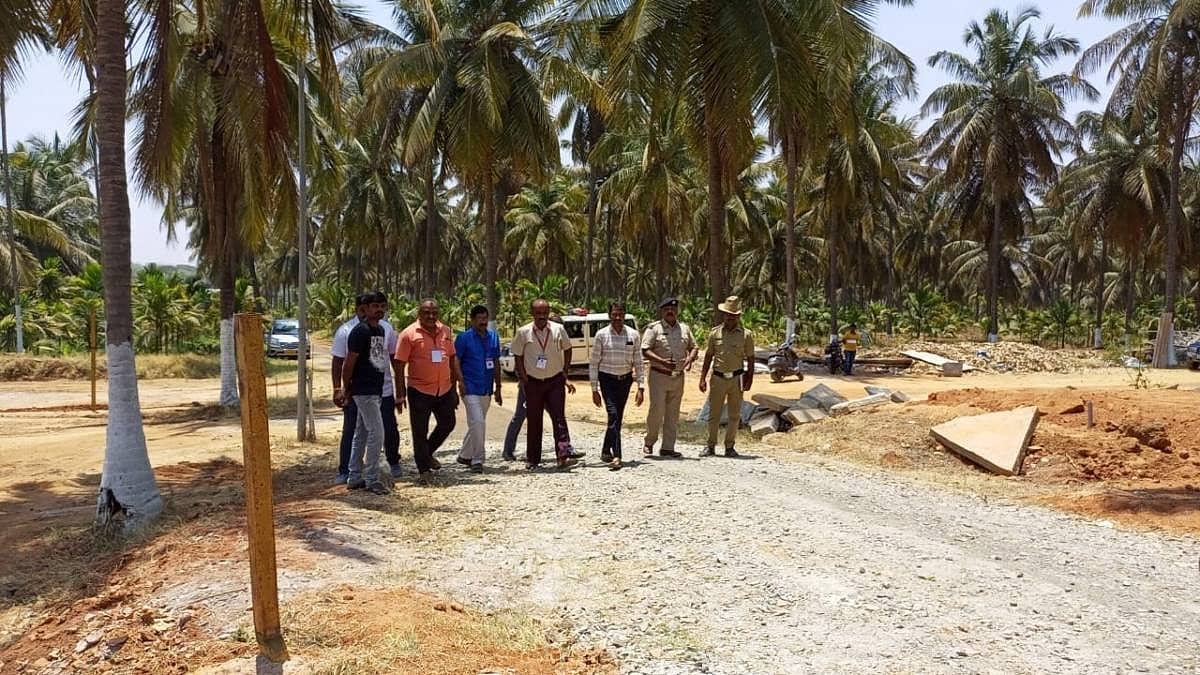 ಹೊಸ ತೊಡಕು ಆಚರಣೆ, ಮದ್ಯ-ಮಾಂಸ ವಿತರಣೆ: HDK ಬಿಡದಿ ತೋಟದ ಮನೆಗೆ ಚುನಾವಣಾಧಿಕಾರಿಗಳ ಭೇಟಿ, ಪರಿಶೀಲನೆ