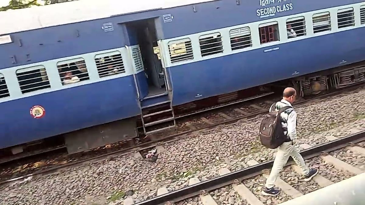 ಚಲಿಸುತ್ತಿದ್ದ ರೈಲಿನಿಂದ ತಳ್ಳಿ TTE ವಿನೋದ್ ಸಾವು: ಸುರಕ್ಷತೆ ಬಗ್ಗೆ ನೈರುತ್ಯ ರೈಲ್ವೆ ಟಿಕೆಟ್ ತಪಾಸಣೆ ಸಿಬ್ಬಂದಿ ಆತಂಕ!