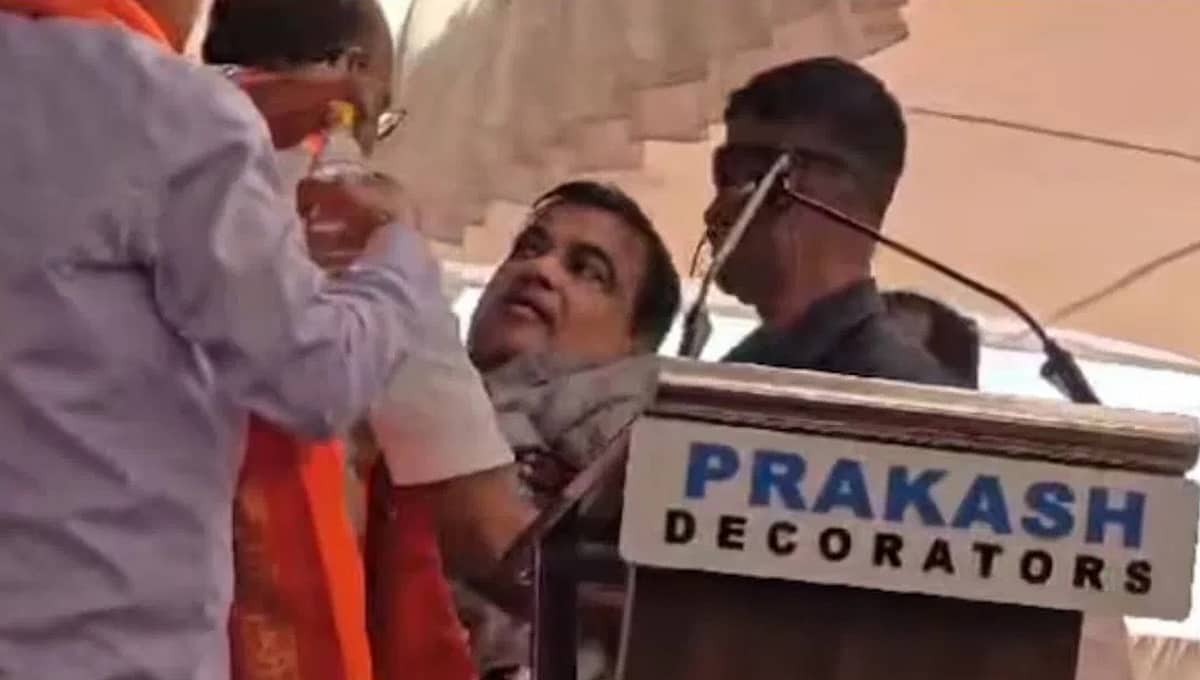 ಮಹಾರಾಷ್ಟ್ರ: ಭಾಷಣ ಮಾಡುತ್ತಿದ್ದ ವೇಳೆ ಕುಸಿದು ಬಿದ್ದ ಕೇಂದ್ರ ಸಚಿವ ನಿತಿನ್ ಗಡ್ಕರಿ