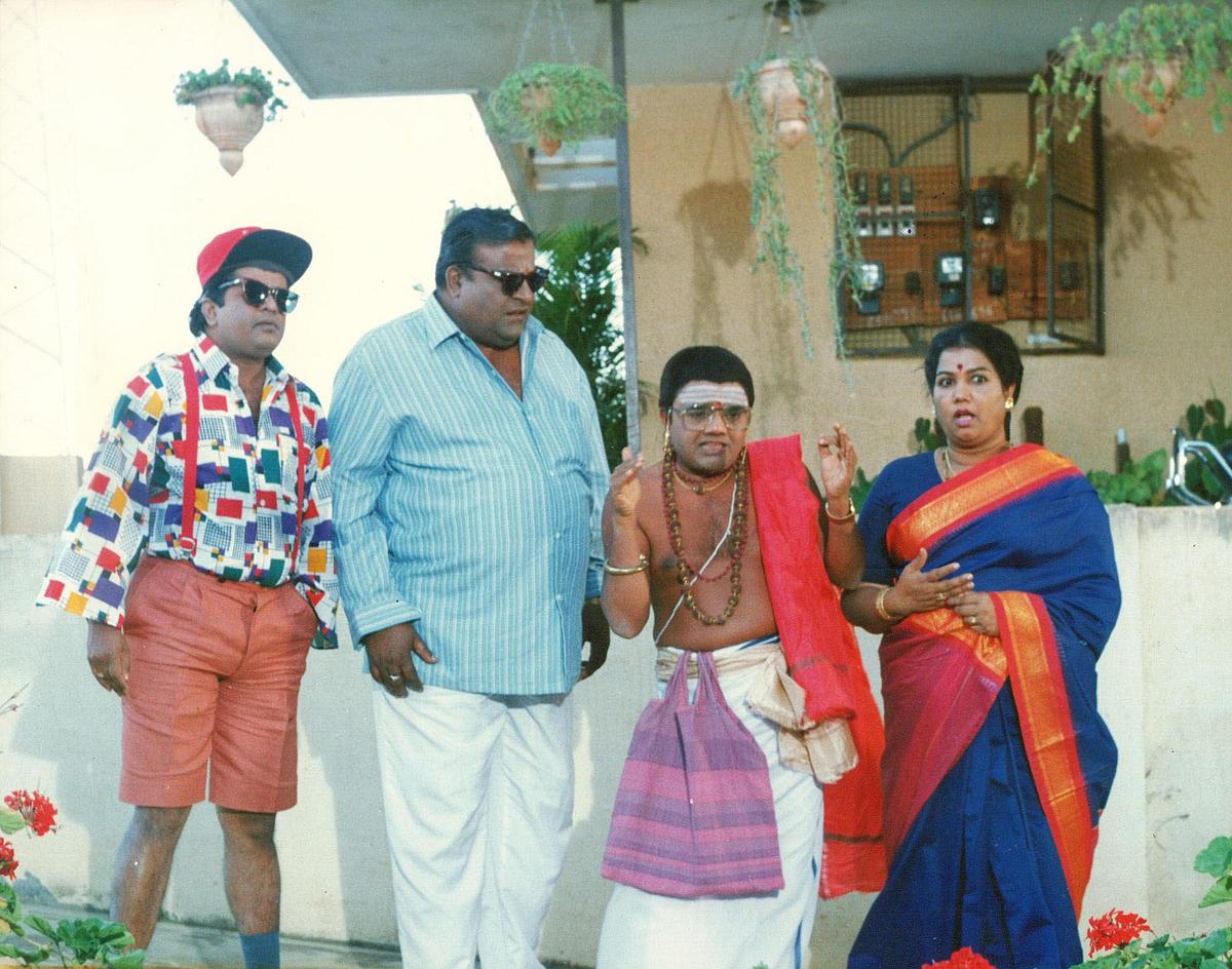 'ಏನೊಂದ್ರೆ '' ಚಿತ್ರದಲ್ಲಿ ಹಾಸ್ಯ ನಟರಾದ ಟೆನ್ನಿಸ್ ಕೃಷ್ಣ, ದೊಡ್ಡಣ್ಣ ಅವರೊಂದಿಗೆ ದ್ವಾರಕೀಶ್