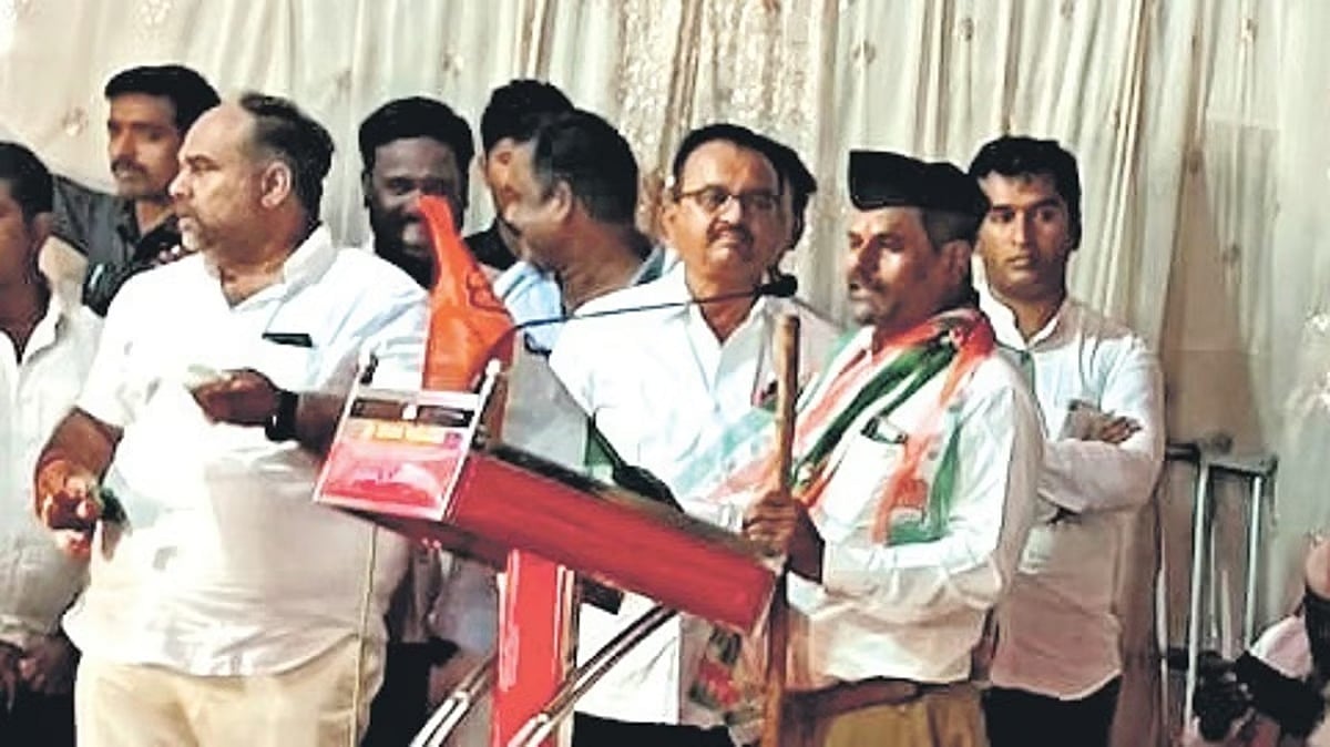 RSS​ ಸಮವಸ್ತ್ರದಲ್ಲೇ ಬಿಜೆಪಿ ಕಾರ್ಯಕರ್ತ ಕಾಂಗ್ರೆಸ್​ ಸೇರ್ಪಡೆ!