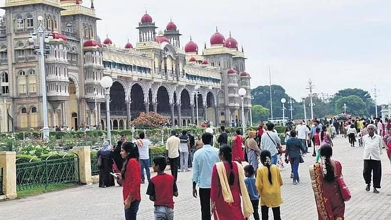 ಮೈಸೂರು: ಕಳೆದೆರಡು ತಿಂಗಳಿಂದ ಅರಮನೆ ನಗರಿಗೆ ಭೇಟಿ ನೀಡುವ ವಿದೇಶಿ ಪ್ರವಾಸಿಗರ ಸಂಖ್ಯೆಯಲ್ಲಿ ಭಾರೀ ಇಳಿಕೆ; ಕಾರಣವೇನು?