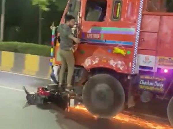 ಹೈದರಾಬಾದ್: ಕಾರಿಗೆ ಡಿಕ್ಕಿ ಹೊಡೆದ ನಂತರ ಬೈಕ್ ಅನ್ನು 1 ಕಿಲೋಮೀಟರ್ ಎಳೆದೊಯ್ದ ಲಾರಿ ಚಾಲಕ