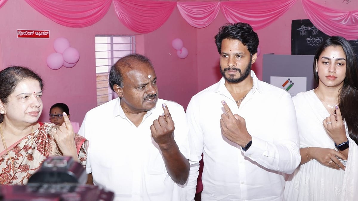 ಬೆಂಗಳೂರು ಗ್ರಾಮಾಂತರದಲ್ಲಿ ಕಾಂಗ್ರೆಸ್ ನಾಯಕರಿಂದ ಮತದಾರರಿಗೆ ಗಿಫ್ಟ್ ಕಾರ್ಡ್​​ ಹಂಚಿಕೆ: ಹೆಚ್ ಡಿ ಕುಮಾರಸ್ವಾಮಿ ಆರೋಪ