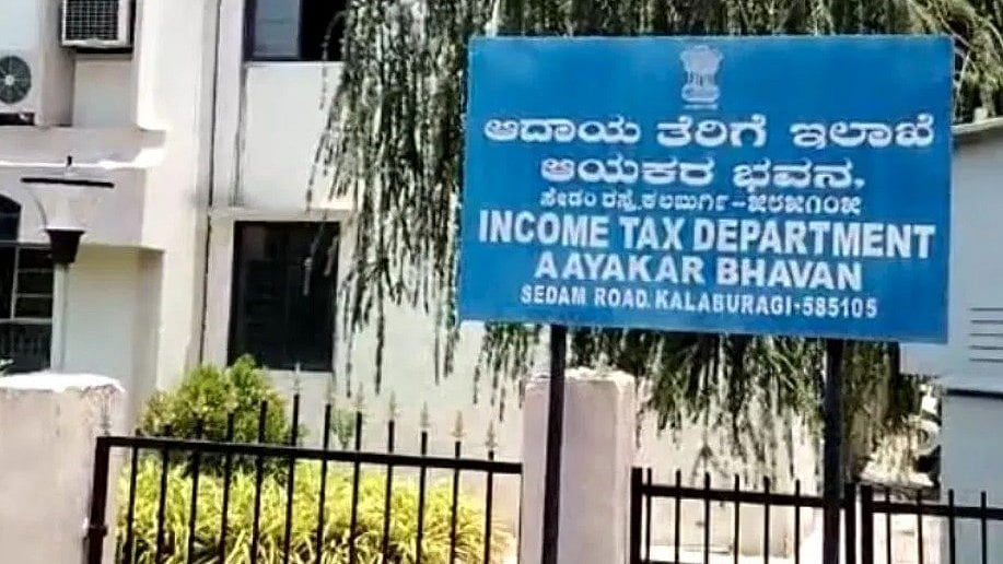 ಕಲಬುರಗಿ: ಐಟಿ ಅಧಿಕಾರಿಗಳ ದಾಳಿ, 2 ಕೋಟಿ ರೂ. ನಗದು ಜಪ್ತಿ, ಕಾಂಗ್ರೆಸ್ ಮಾಜಿ ಮೇಯರ್ ಕಾರು ವಶ