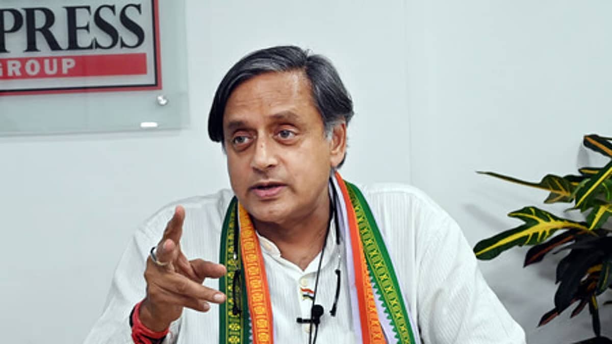 ಸಂಸದೀಯ ವ್ಯವಸ್ಥೆಯಲ್ಲಿ ಪ್ರಧಾನಿ ಅಭ್ಯರ್ಥಿ ಯಾರೆಂಬುದು ಅಪ್ರಸ್ತುತ: 'ಮೋದಿ'ಗೆ ಪರ್ಯಾಯ ಯಾರು ಎಂಬ ಪ್ರಶ್ನೆಗೆ ತರೂರ್ ಪ್ರತಿಕ್ರಿಯೆ