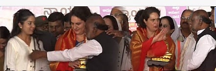 ಕಾಂಗ್ರೆಸ್ ಸಮಾವೇಶದಲ್ಲಿ ಮಾಜಿ ಸಚಿವ ಆಂಜನೇಯ ಮೇಲೆ ರೇಗಿದ ಪ್ರಿಯಾಂಕಾ ವಾದ್ರಾ; ವಿಡಿಯೋ ನೋಡಿ ನೆಟ್ಟಿಗರು ಕಿಡಿ!