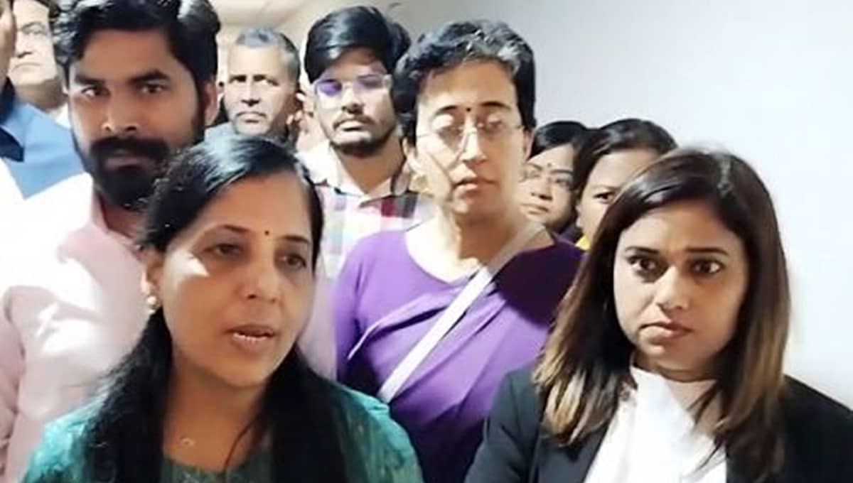 ಕೇಜ್ರಿವಾಲ್ ಸಿಎಂ ಆಗಿ ಮುಂದುವರಿಯಬೇಕು: ಪತ್ನಿ ಸುನೀತಾಗೆ ಆಪ್ ಶಾಸಕರ ಆಗ್ರಹ