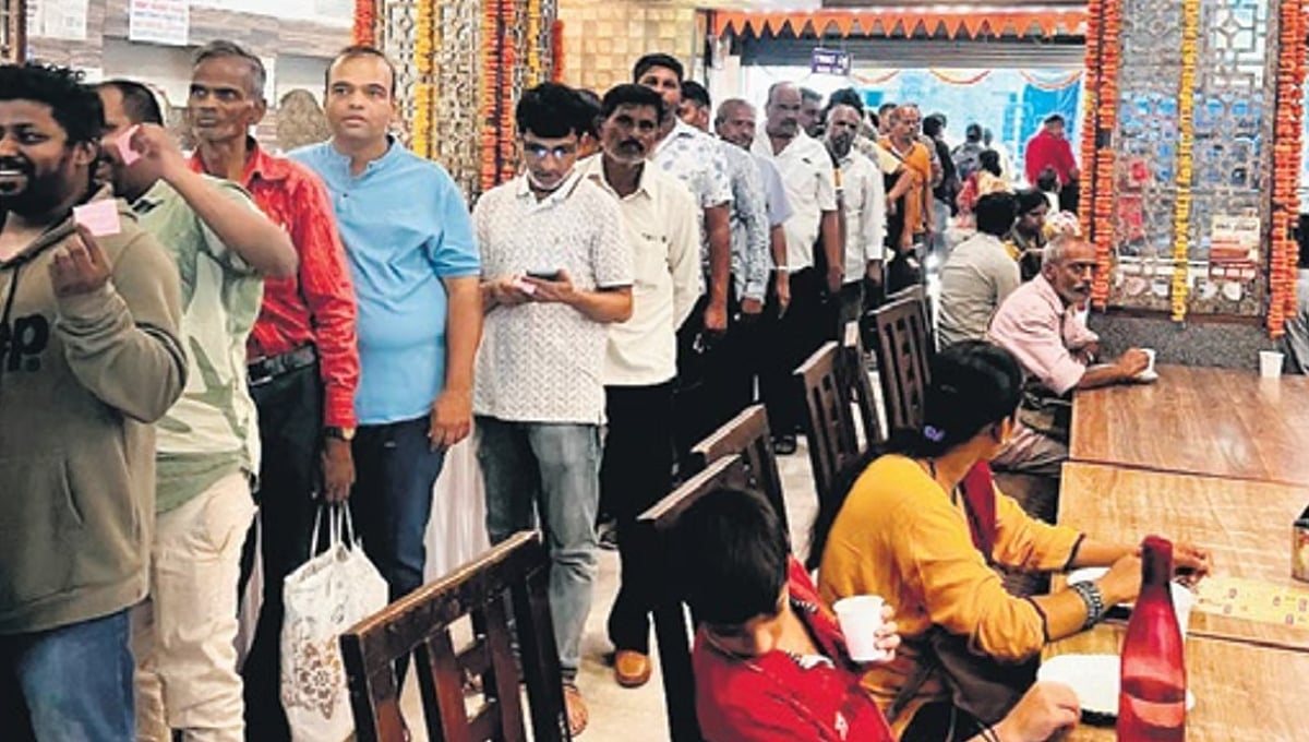 ಉಚಿತ ಬೆಣ್ಣೆ ದೋಸೆ, ತುಪ್ಪದ ಲಡ್ಡುಗಳಿಗಾಗಿ ಬೆಂಗಳೂರಿನ ಹೋಟೆಲ್ಗಳಿಗೆ ಮುಗಿಬಿದ್ದ ಮತದಾರರು!