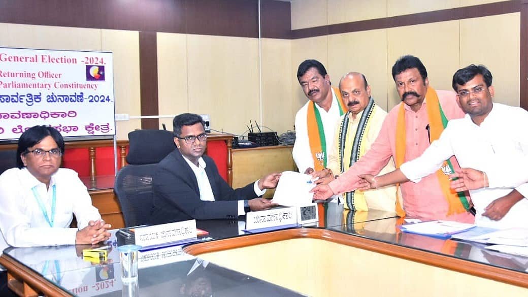ಆಸ್ತಿ ಮೌಲ್ಯ 54 ಕೋಟಿ ರೂ., ಯಾವುದೇ ವಾಹನ ಹೊಂದಿಲ್ಲ!: ಹಾವೇರಿ ಕ್ಷೇತ್ರದಿಂದ ಮಾಜಿ ಸಿಎಂ ಬೊಮ್ಮಾಯಿ ನಾಮಪತ್ರ ಸಲ್ಲಿಕೆ
