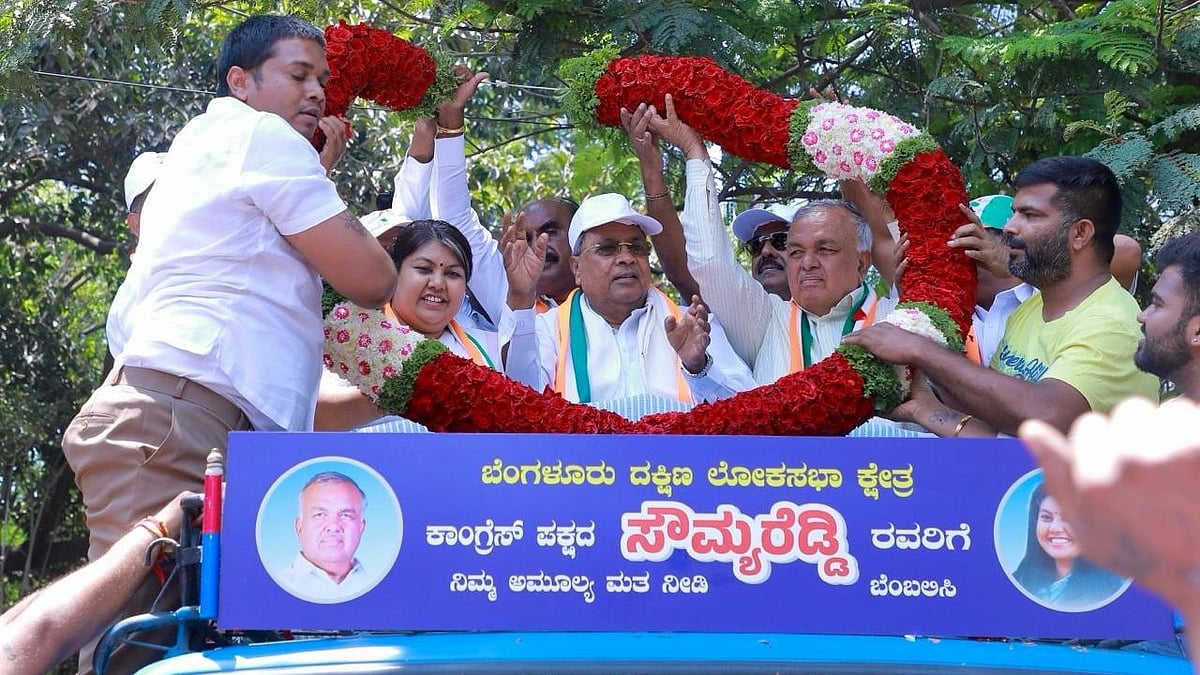 ಸಿಎಂ ರೋಡ್ ಶೋ ವೇಳೆ ಭದ್ರತಾ ಲೋಪ: ಗನ್ ಇಟ್ಟುಕೊಂಡಿದ್ದ ವ್ಯಕ್ತಿಯಿಂದ ಸಿದ್ದರಾಮಯ್ಯಗೆ ಮಾಲಾರ್ಪಣೆ, ಆತಂಕ ಸೃಷ್ಟಿ!