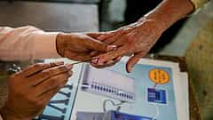 Vote from Home ಅವಕಾಶವಿದ್ದರೂ ಮತಗಟ್ಟೆಗೇ ಬಂದು ಮತದಾನ: ಯುವ ಮತದಾರರಿಗೆ ಹಿರಿಯರು, ಅಂಗವಿಕಲರೇ ಸ್ಫೂರ್ತಿ!