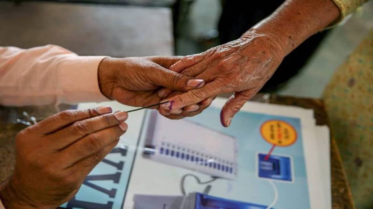 Vote from Home ಅವಕಾಶವಿದ್ದರೂ ಮತಗಟ್ಟೆಗೇ ಬಂದು ಮತದಾನ: ಯುವ ಮತದಾರರಿಗೆ ಹಿರಿಯರು, ಅಂಗವಿಕಲರೇ ಸ್ಫೂರ್ತಿ!