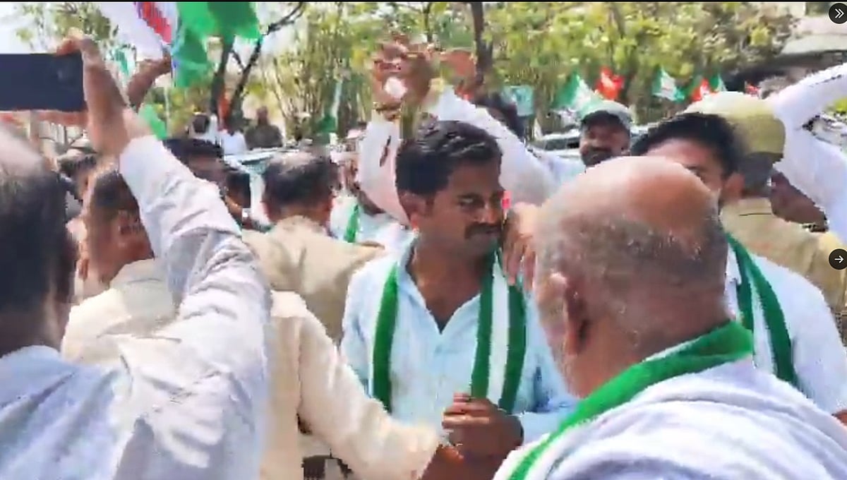 ಹುಬ್ಬಳ್ಳಿ: ಕುಮಾರಸ್ವಾಮಿ ತಂಗಿದ್ದ ಹೋಟೆಲ್ ಮುತ್ತಿಗೆಗೆ ಯತ್ನ; ಕಾಂಗ್ರೆಸ್, ಜೆಡಿಎಸ್ ಕಾರ್ಯಕರ್ತರ ನಡುವೆ ಜಟಾಪಟಿ