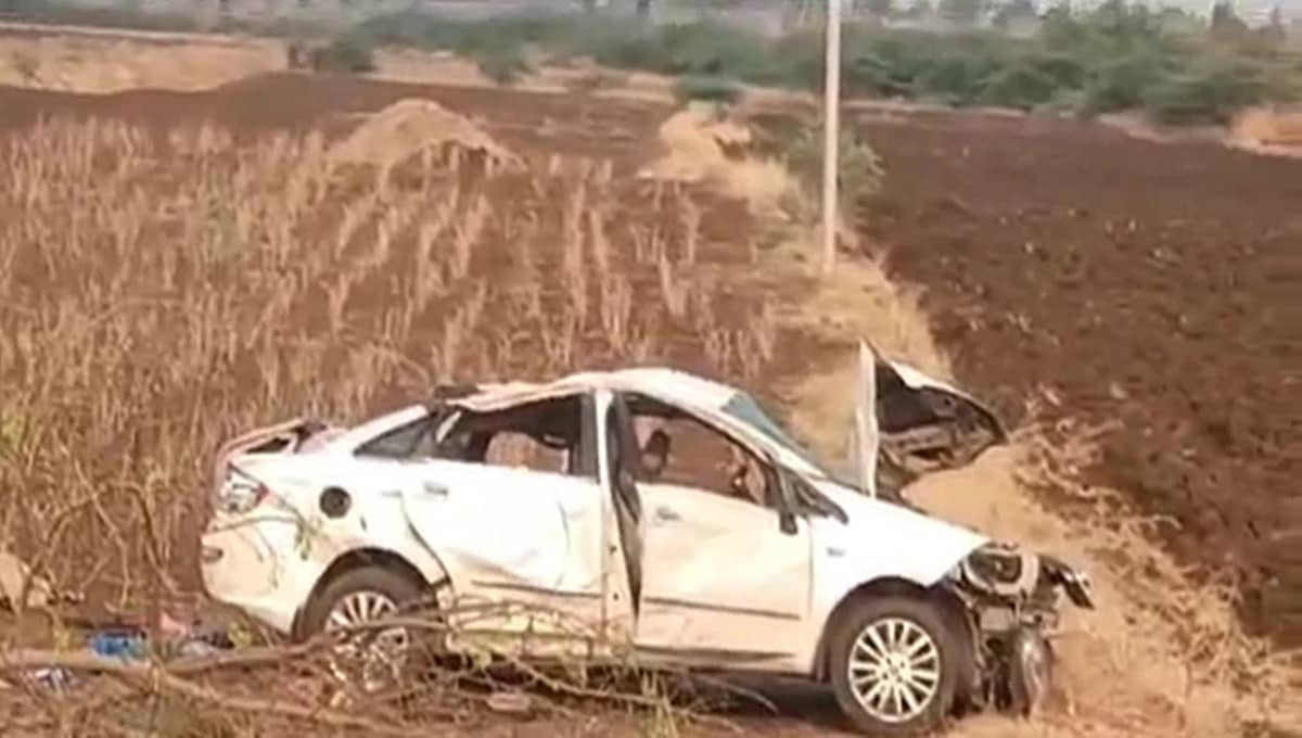 ವಿಜಯಪುರ: ಕಾರು ಪಲ್ಟಿ, ಇಬ್ಬರ ಸಾವು; 4 ದಿನಗಳ ಹಿಂದಷ್ಟೇ ನಿವೃತ್ತರಾಗಿದ್ದ ಸೈನಿಕನ ದಾರುಣ ಅಂತ್ಯ!