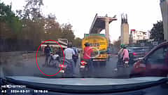 ಬೆಂಗಳೂರು: ಹಾಡಹಗಲೇ ವ್ಯಕ್ತಿ ಮೇಲೆ ಕಬ್ಬಿಣದ ರಾಡ್ನಿಂದ ಮಾರಣಾಂತಿಕ ಹಲ್ಲೆ, ಕಾರಿನ ಡ್ಯಾಶ್ ಕ್ಯಾಮ್ ನಲ್ಲಿ ವಿಡಿಯೋ ದಾಖಲು!