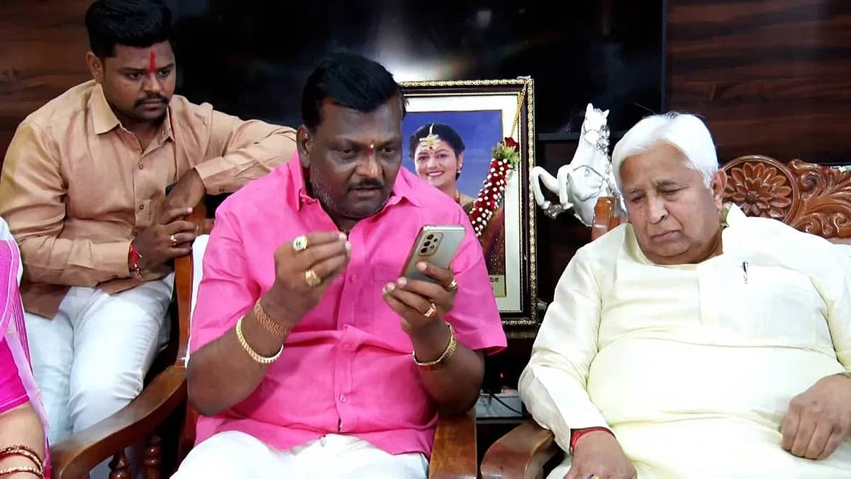 ನೇಹಾ ಹಿರೇಮಠ ನಿವಾಸಕ್ಕೆ ಸಚಿವ HK Patil ಭೇಟಿ, ದೂರವಾಣಿ ಮೂಲಕ ತಂದೆ ನಿರಂಜನ್ ಹಿರೇಮಠಗೆ ಸಿಎಂ ಸಾಂತ್ವನ