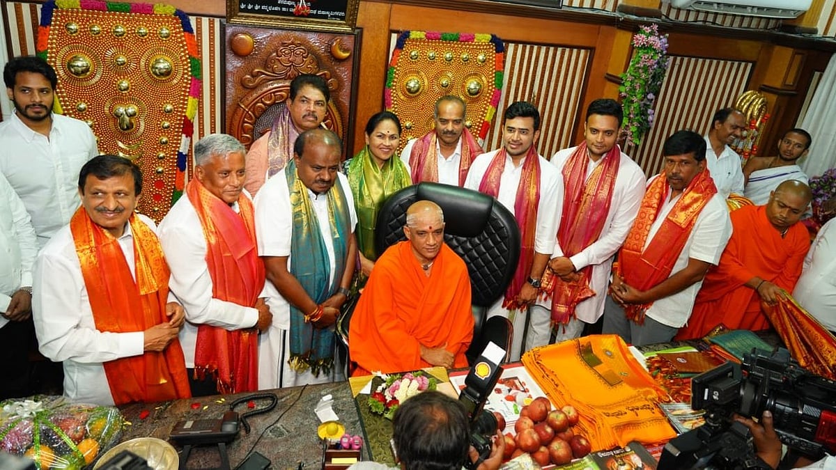 ಕಾಂಗ್ರೆಸ್ 'ಒಕ್ಕಲಿಗ' ಅಸ್ತ್ರಕ್ಕೆ BJP ಟಕ್ಕರ್; NDA ಅಭ್ಯರ್ಥಿಗಳಿಂದ ನಿರ್ಮಲಾನಂದ ಶ್ರೀ ಭೇಟಿ!