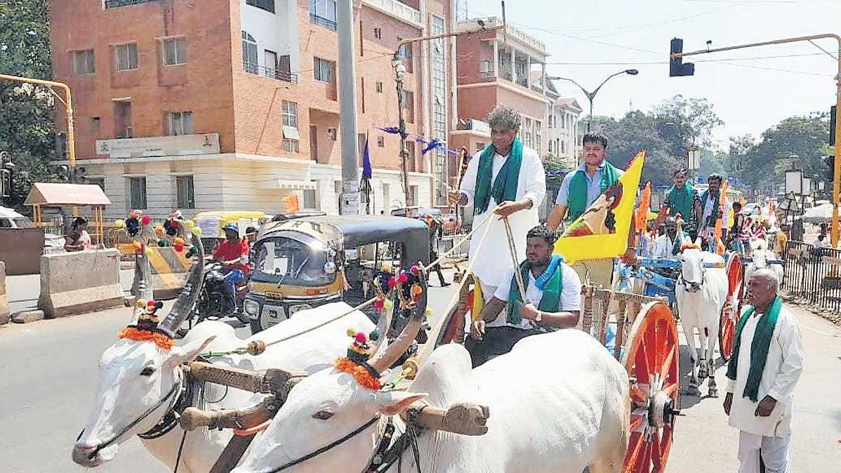 'ಮಹದಾಯಿ ಜಲ ವಿವಾದ': ಎತ್ತಿನ ಬಂಡಿ ಏರಿ ಬಂದ ಧಾರವಾಡ ಕ್ಷೇತ್ರದ ಸ್ವತಂತ್ರ ಅಭ್ಯರ್ಥಿ ಶಿವಾನಂದ ಮುತ್ತಣ್ಣನವರ್!