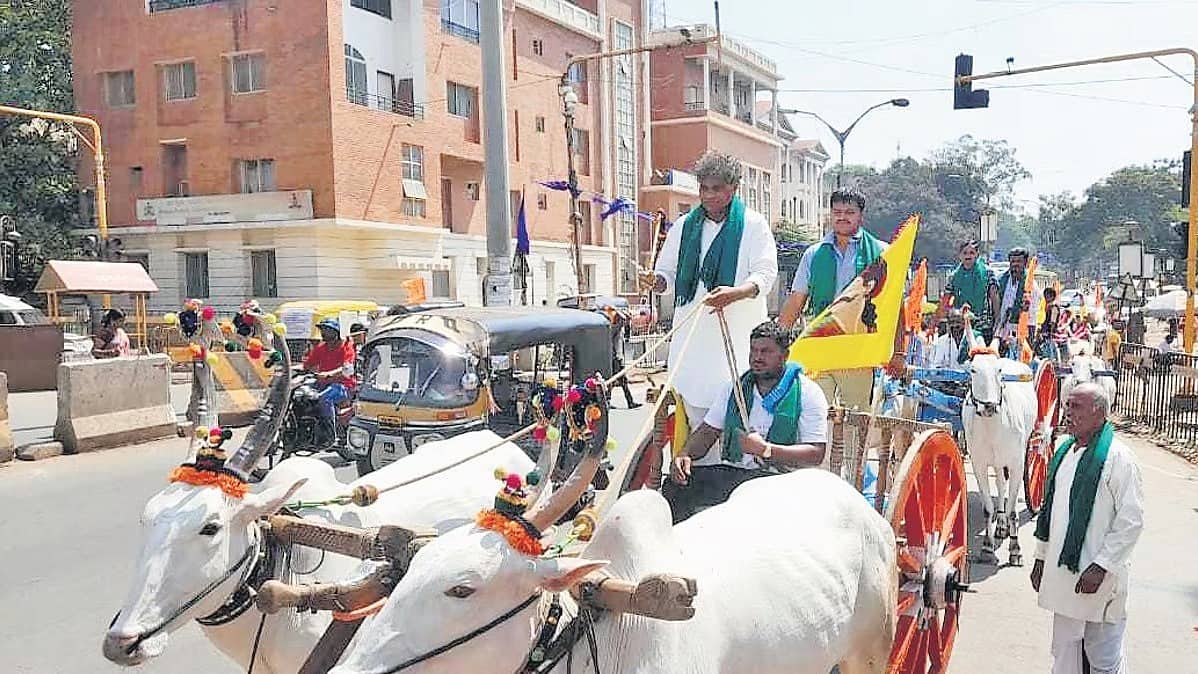 'ಮಹದಾಯಿ ಜಲ ವಿವಾದ': ಎತ್ತಿನ ಬಂಡಿ ಏರಿ ಬಂದ ಧಾರವಾಡ ಕ್ಷೇತ್ರದ ಸ್ವತಂತ್ರ ಅಭ್ಯರ್ಥಿ ಶಿವಾನಂದ ಮುತ್ತಣ್ಣನವರ್!