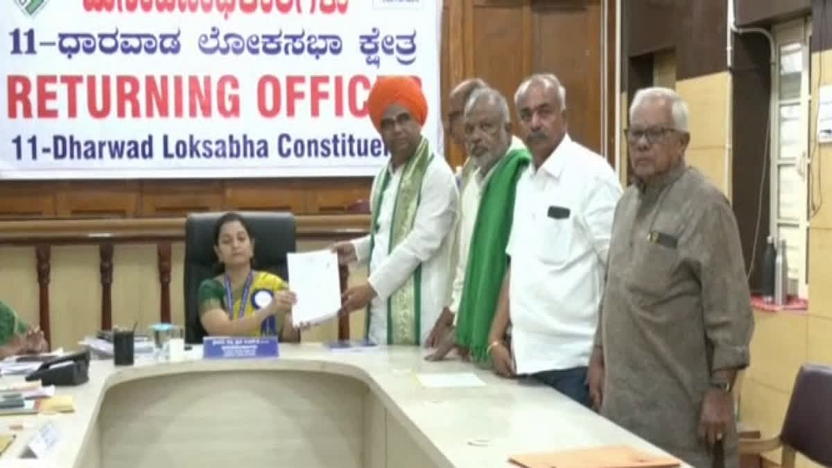 ಪ್ರಹ್ಲಾದ್ ಜೋಶಿಗೆ ಸೆಡ್ಡು: ಕೊನೆಗೂ ಪಕ್ಷೇತರ ಅಭ್ಯರ್ಥಿಯಾಗಿ ದಿಂಗಾಲೇಶ್ವರ ಶ್ರೀ ನಾಮಪತ್ರ ಸಲ್ಲಿಕೆ