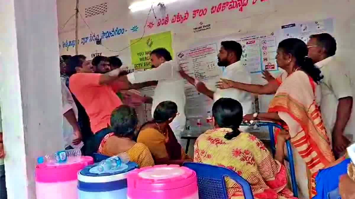 Video: ಮತದಾನಕ್ಕೆ ಸರತಿ ಸಾಲಲ್ಲಿ ಬಾರದ ಶಾಸಕ, ಪ್ರಶ್ನಿಸಿದ ಮತದಾರನ ಮೇಲೆ ಹಲ್ಲೆ; ತಿರುಗಿ 'ಕಪಾಳಮೋಕ್ಷ' ಮಾಡಿದ Voter!