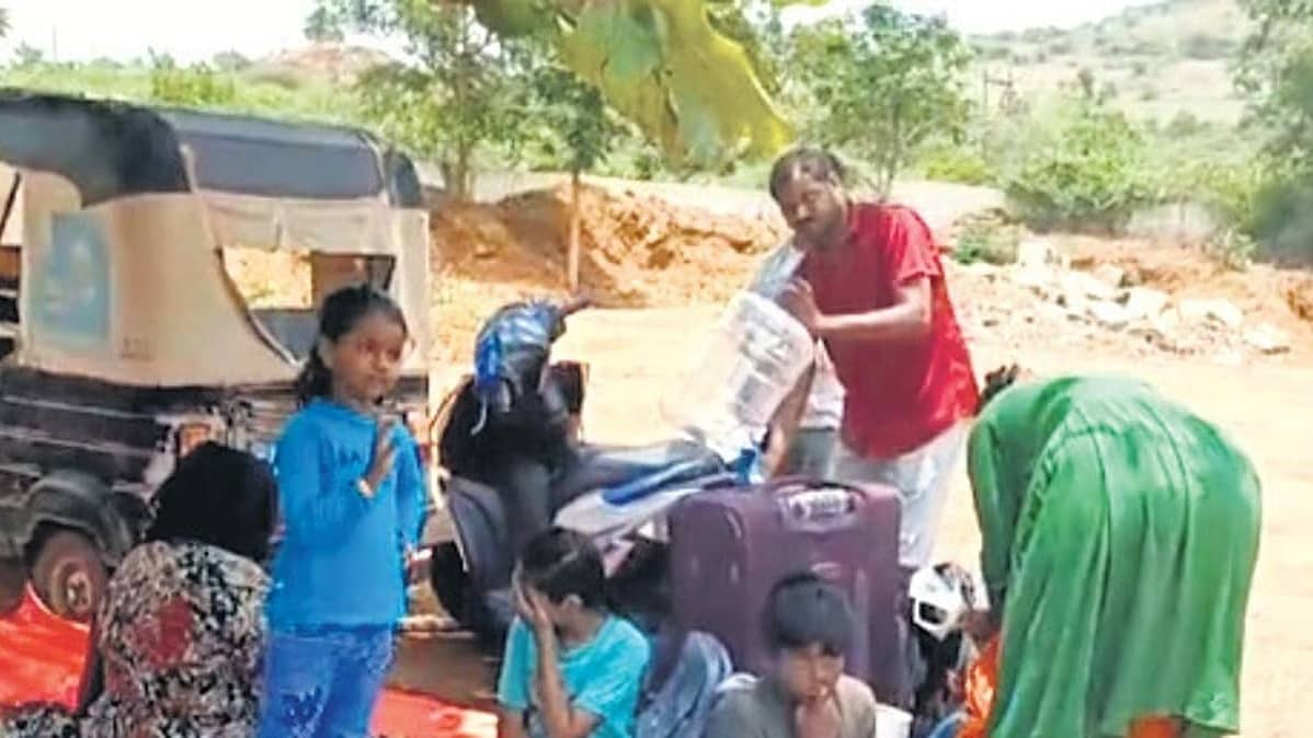 ದಾಖಲೆ ಇಲ್ಲದ ಖಾಸಗಿ ಬಸ್ ವಶಕ್ಕೆ: ಗದಗ ಹೊರವಲಯದಲ್ಲಿ ಊಟ-ನಿದ್ರೆ ಇಲ್ಲದೆ 49 ಆಂಧ್ರ ಪ್ರವಾಸಿಗರ ಪರದಾಟ!