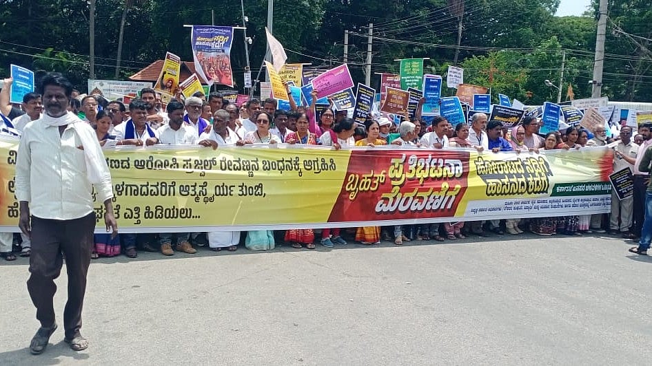 Sex Scandal: 'ಹಾಸನ ಚಲೋ' ಪ್ರತಿಭಟನೆ, ವಿಮಾನ ನಿಲ್ದಾಣದಲ್ಲೇ ಸಂಸದ Prajwal Revanna ಬಂಧನಕ್ಕೆ ಆಗ್ರಹ!