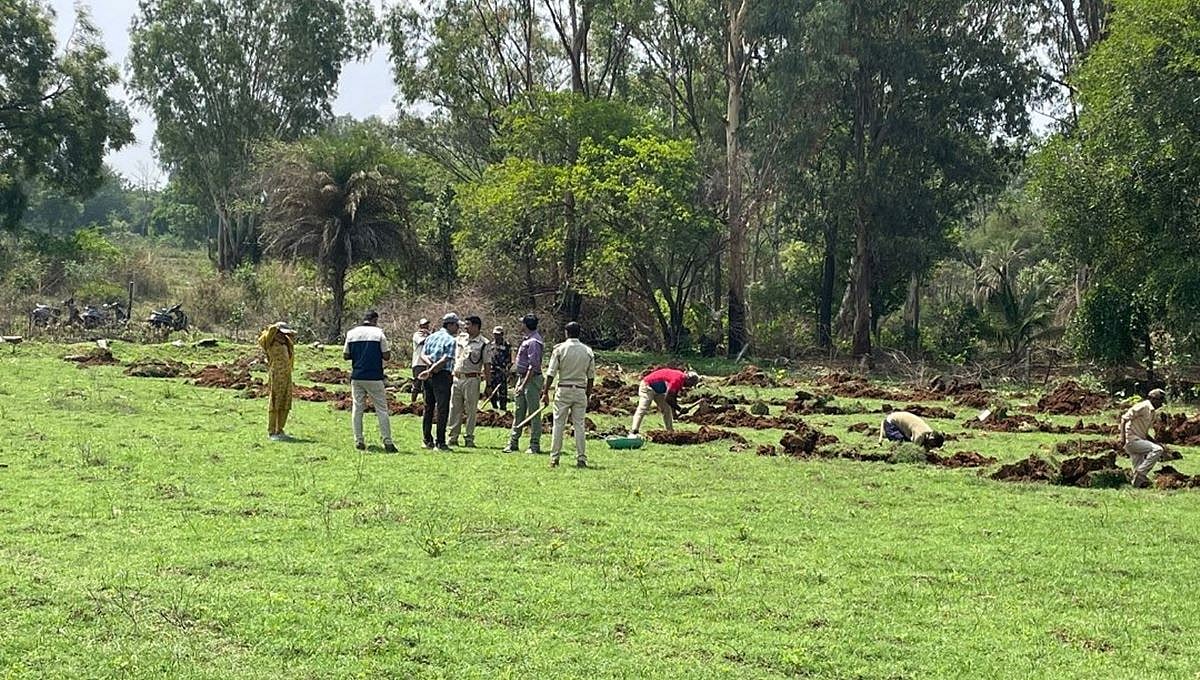 ಬೆಂಗಳೂರು: ಕೋರ್ಟ್ ಆದೇಶದ 3 ವರ್ಷಗಳ ಬಳಿಕ 5 ಎಕರೆ ಭೂಮಿ ವಶಕ್ಕೆ ಪಡೆದ ಅರಣ್ಯ ಇಲಾಖೆ