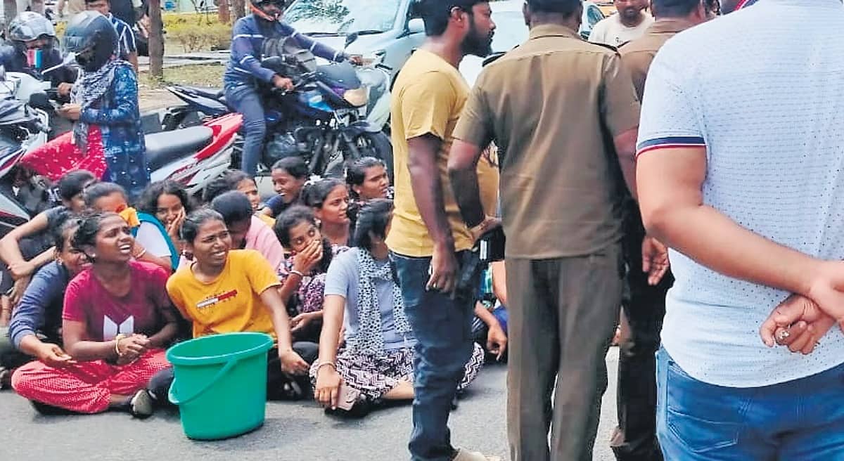 ಅವ್ಯವಸ್ಥೆಗಳ ಆಗರವಾದ ಬೆಂಗಳೂರು ವಿವಿ: ನೀರು, ವಿದ್ಯುತ್ ಇಲ್ಲದೆ ಪರದಾಟ, ಬೀದಿಗಿಳಿದು ವಿದ್ಯಾರ್ಥಿಗಳ ಪ್ರತಿಭಟನೆ