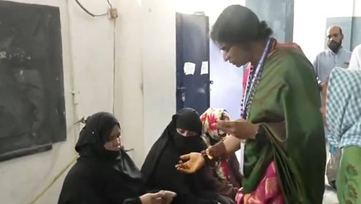 ಹೈದರಾಬಾದ್: ಮುಸ್ಲಿಂ ಮತದಾರರ ಐಡಿ ಪರಿಶೀಲಿಸಿದ ಬಿಜೆಪಿ ಅಭ್ಯರ್ಥಿ ಮಾಧವಿ ಲತಾ, ಕೇಸ್ ದಾಖಲು