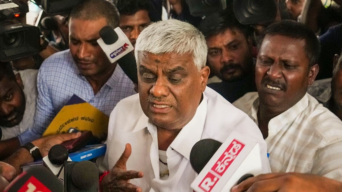 'ತಾಯಿ ಚಾಮುಂಡಿಗೆ ಎಲ್ಲವನ್ನೂ ಬಿಟ್ಟಿದ್ದೇನೆ': ಪುತ್ರ ಪ್ರಜ್ವಲ್ ಹೆಸರಲ್ಲಿ ವಿಶೇಷ ಪೂಜೆ ಸಲ್ಲಿಸಿದ ಹೆಚ್ ಡಿ ರೇವಣ್ಣ