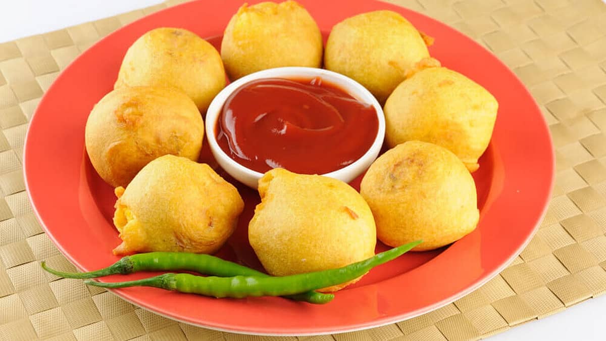 ಆಲೂ ಪೋಹಾ ಬೋಂಡಾ - Aloo Poha Bonda Recipe in Kannada
