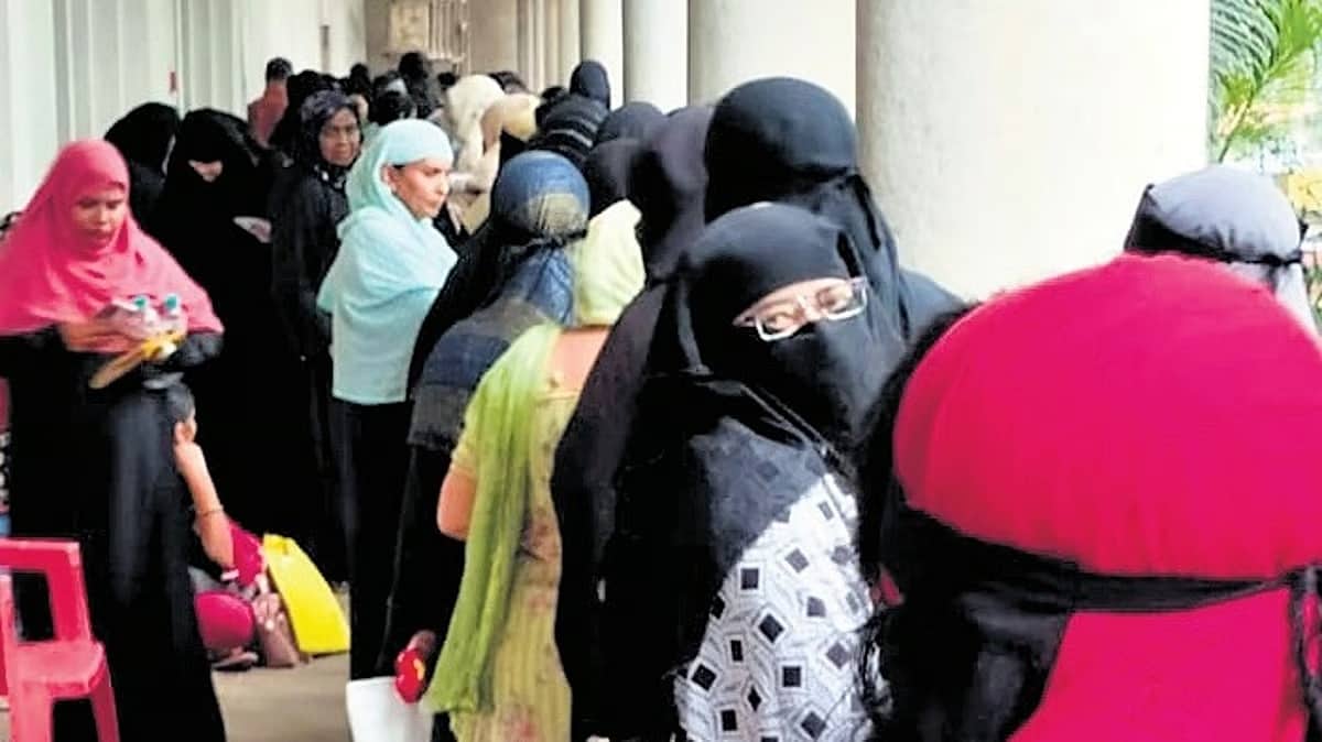 ಉಳಿತಾಯ ಖಾತೆ ತೆರೆದರೆ ಸಾವಿರಗಟ್ಟಲೆ ಹಣ: Post Office ಮುಂದೆ ಮಹಿಳೆಯರ ಕ್ಯೂ, ಸಿಬ್ಬಂದಿಗಳಿಗೆ ತಲೆ ನೋವಾಗಿ ಪರಿಣಮಿಸಿದ ಹೆಂಗಳೆಯರು!