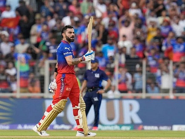 'ವಿರಾಟ್ ಕೊಹ್ಲಿಗೆ ಅವಕಾಶ ಮಾಡಿಕೊಡಿ': ಅಭಿಮಾನಿಗಳಿಗೆ RCB ಮಾಜಿ ಆಟಗಾರ ಎಬಿಡಿ ಮನವಿ