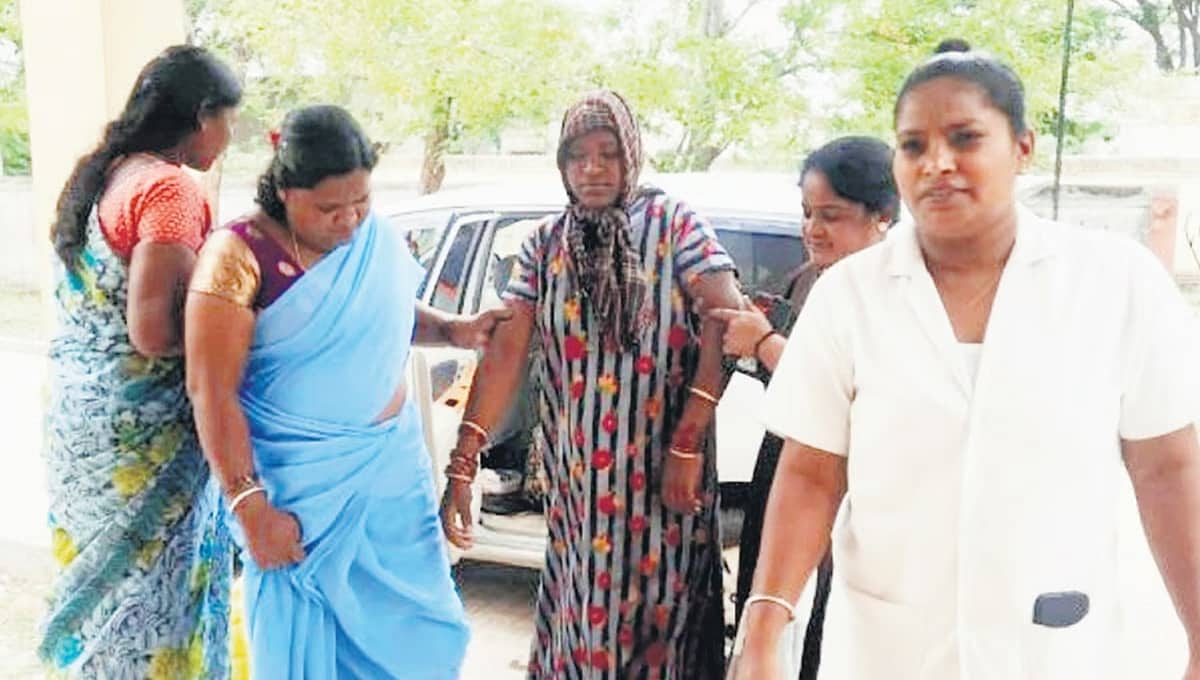 ಚಾಮರಾಜನಗರ ಗಡಿ ಗ್ರಾಮಗಳಲ್ಲಿ ಆಂಬ್ಯುಲೆನ್ಸ್ ಕೊರತೆ: ಕಾರಿನಲ್ಲೇ ಮಹಿಳೆಗೆ ಹೆರಿಗೆ!
