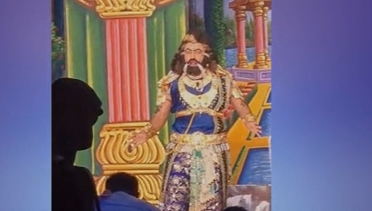 ಬೆಂಗಳೂರು: ನಾಟಕದಲ್ಲಿ ಅಭಿನಯಿಸುತ್ತಲೇ ವೇದಿಕೆ ಮೇಲೆ ಕುಸಿದು ಕಲಾವಿದ ಸಾವು!