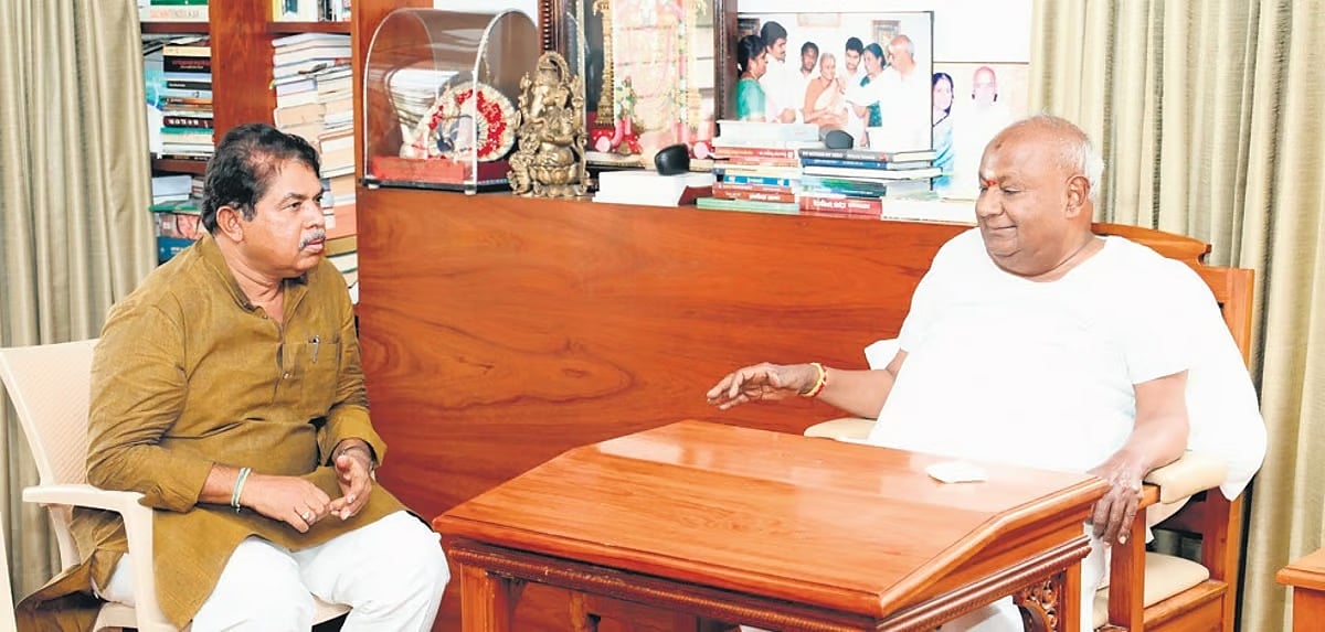 ದಿಢೀರ್ ದೇವೇಗೌಡರ ಭೇಟಿಯಾದ ಆರ್.ಅಶೋಕ್: ಪೆನ್ ಡ್ರೈವ್ ಕೇಸ್ ಸೇರಿ ಹಲವು ವಿಷಯಗಳ ಕುರಿತು ಚರ್ಚೆ!
