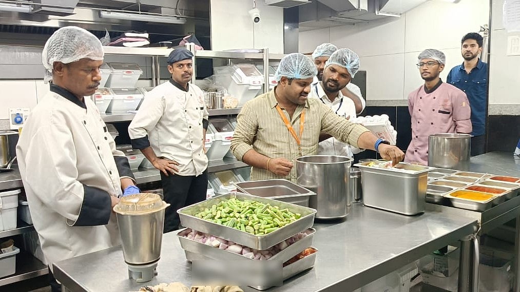 ತೆಲಂಗಾಣ:  ಹೊಟೆಲ್ ಗಳ ಮೇಲೆ ಆಹಾರ ಸುರಕ್ಷತಾ ಅಧಿಕಾರಿಗಳ ದಾಳಿ; ಅವಧಿ ಮೀರಿದ ಆಹಾರೋತ್ಪನ್ನ ಪತ್ತೆ!, The Rameshwaram Cafe ಸ್ಪಷ್ಟನೆ