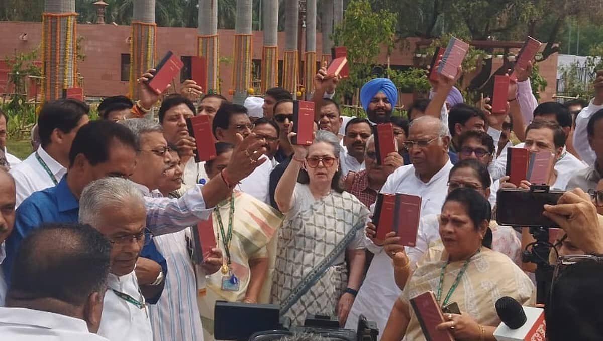 ತುರ್ತು ಪರಿಸ್ಥಿತಿ ಬಗ್ಗೆ ಇನ್ನು ಎಷ್ಟು ದಿನ ಮಾತನಾಡುತ್ತೀರಿ, 10 ವರ್ಷದ ಅಘೋಷಿತ ಪರಿಸ್ಥಿತಿ ಬಗ್ಗೆಯೂ ಮಾತನಾಡಿ: ಮೋದಿಗೆ ಖರ್ಗೆ ತಿರುಗೇಟು