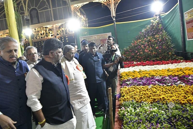 ಪುಷ್ಪ ಪ್ರದರ್ಶನ ವೀಕ್ಷಿಸುತ್ತಿರುವ ಡಿಸಿಎಂ ಡಿಕೆ ಶಿವಕುಮಾರ್, ಸಿಎಂ ಸಿದ್ದರಾಮಯ್ಯ