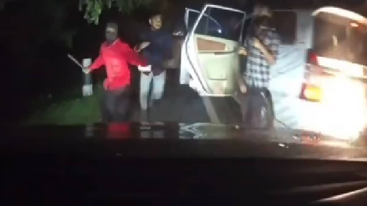 Video: ಬೆಂಗಳೂರಿನಲ್ಲಿ ಕಂಪ್ಯೂಟರ್ ಖರೀದಿಸಿ ಕಾರಿನಲ್ಲಿ ತೆರಳುತ್ತಿದ್ದವರ ಮೇಲೆ ತ.ನಾಡಿನಲ್ಲಿ ದರೋಡೆ; 4 ಮಂದಿ ಬಂಧನ