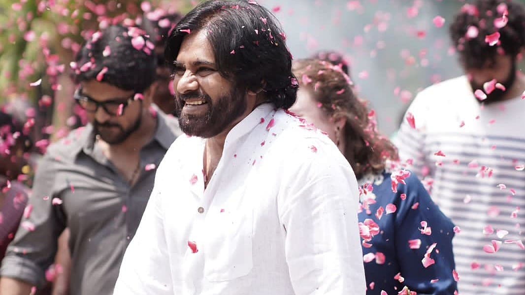 ಆಂಧ್ರ ಪ್ರದೇಶ ಚುನಾವಣೆಯಲ್ಲಿ ಐತಿಹಾಸಿಕ ಜಯ ದಾಖಲಿಸಿದ ಪವರ್ ಸ್ಟಾರ್ ಪವನ್ ಕಲ್ಯಾಣ್ ಗೆ ಅದ್ಧೂರಿ ಸ್ವಾಗತ ದೊರೆತಿದೆ.