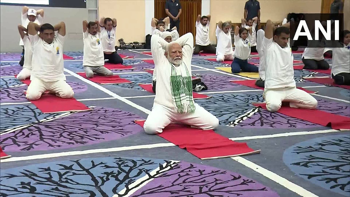 10th International Yoga day: ಶ್ರೀನಗರದ ದಾಲ್​ ಸರೋವರ ತಟದಲ್ಲಿ ಪ್ರಧಾನಿ ಮೋದಿ ಯೋಗ