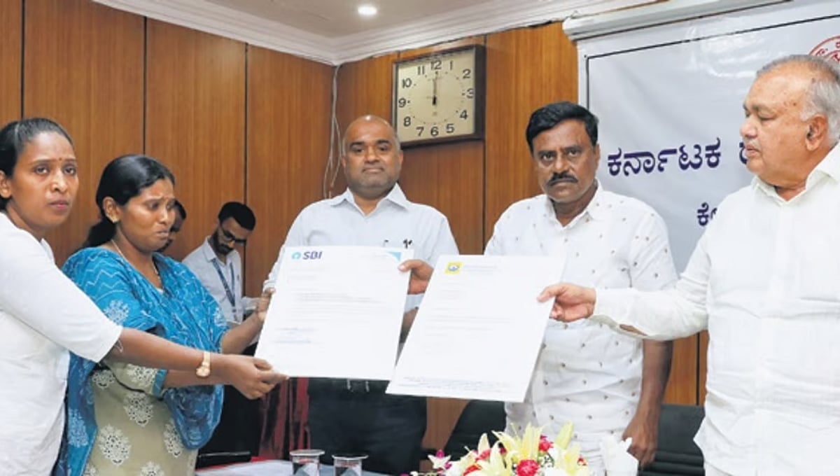 ಕರ್ತವ್ಯದ ವೇಳೆ ಅಪಘಾತದಲ್ಲಿ ಸಾವು: ನಾಲ್ವರು KSRTC ಸಿಬ್ಬಂದಿ ಕುಟುಂಬಕ್ಕೆ ತಲಾ 1 ಕೋಟಿ ರೂ. ಪರಿಹಾರ ವಿತರಣೆ